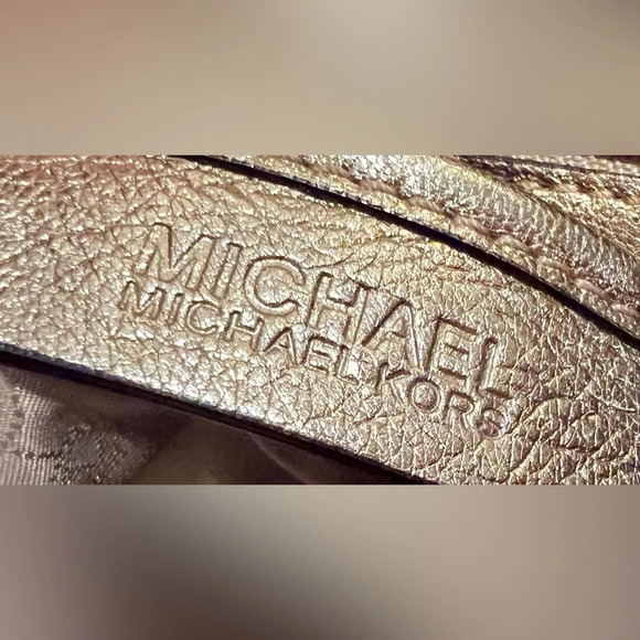 Michael MK patent gold colored leather purse‎ - Picture 10 of 15